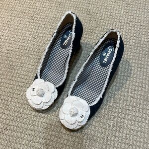 Chanel black & white heel